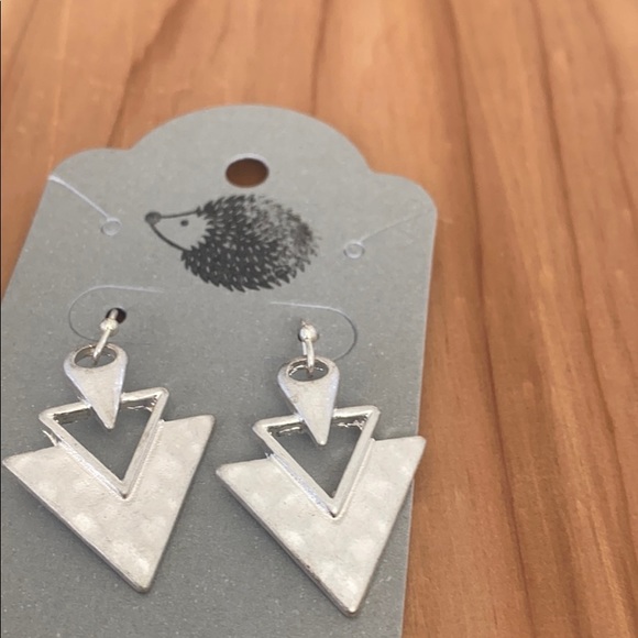 Triangle stud earrings - Picture 3 of 3